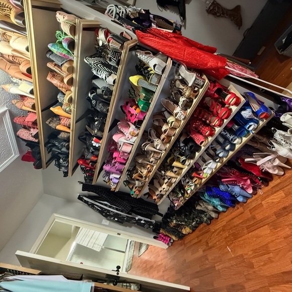 Meet your Posher, April - Picture 2 of 4